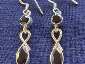 Earring Black twisted