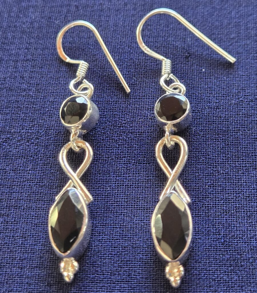 Earring Black twisted