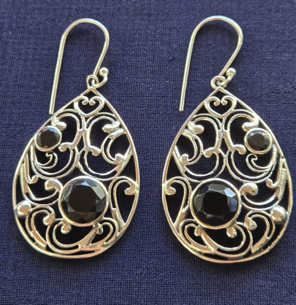 Earring Black curtain